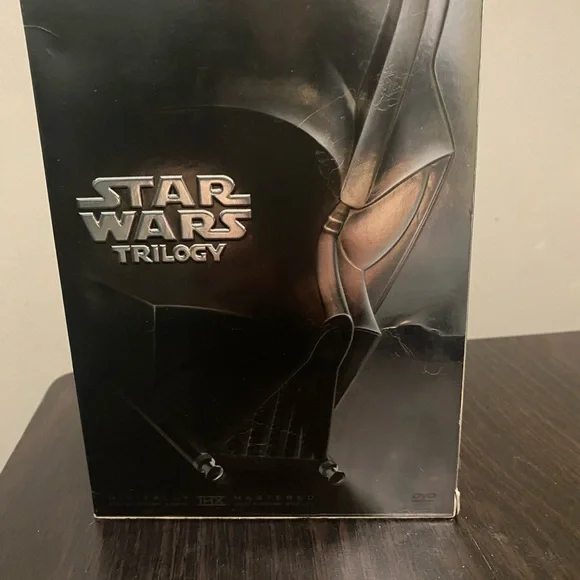 Star Wars Trilogy Collector Box - Black Metallic Artwork - Picture 2 of 3